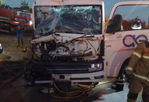 Funcionário da Águas de Teresina fica preso às ferragens após acidente com caminhão na Avenida Noé Mendes