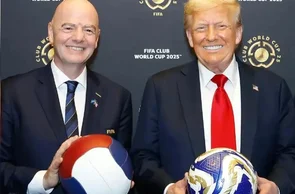 Gianni Infantino, presidente da Fifa, posa ao lado de Donald Trump, presidente dos Estados Unido