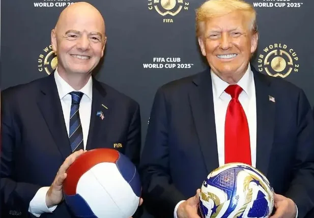 Gianni Infantino, presidente da Fifa, posa ao lado de Donald Trump, presidente dos Estados Unido