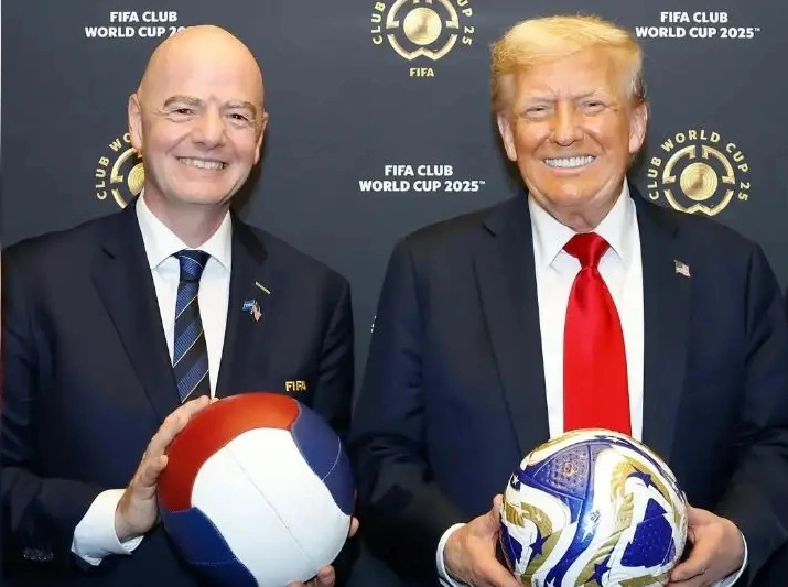 Gianni Infantino, presidente da Fifa, posa ao lado de Donald Trump, presidente dos Estados Unido