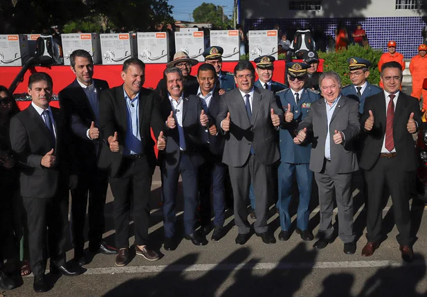 Governador Rafael Fonteles durante formatura dos novos bombeiros