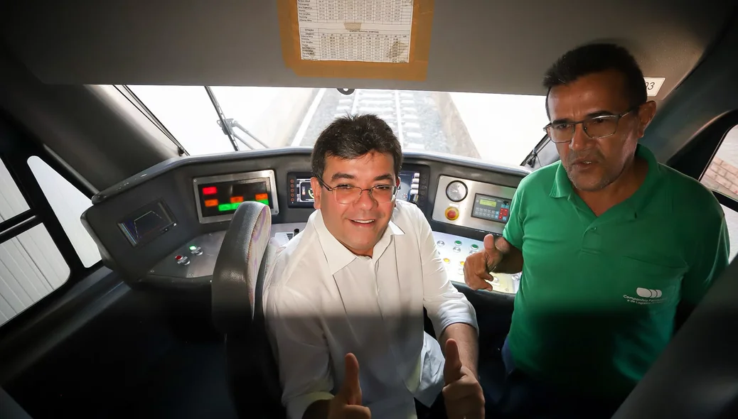 Governador Rafael Fonteles em um dos vagões do metrô na solenidade de inauguração da Estação Boa Esperança em Teresina