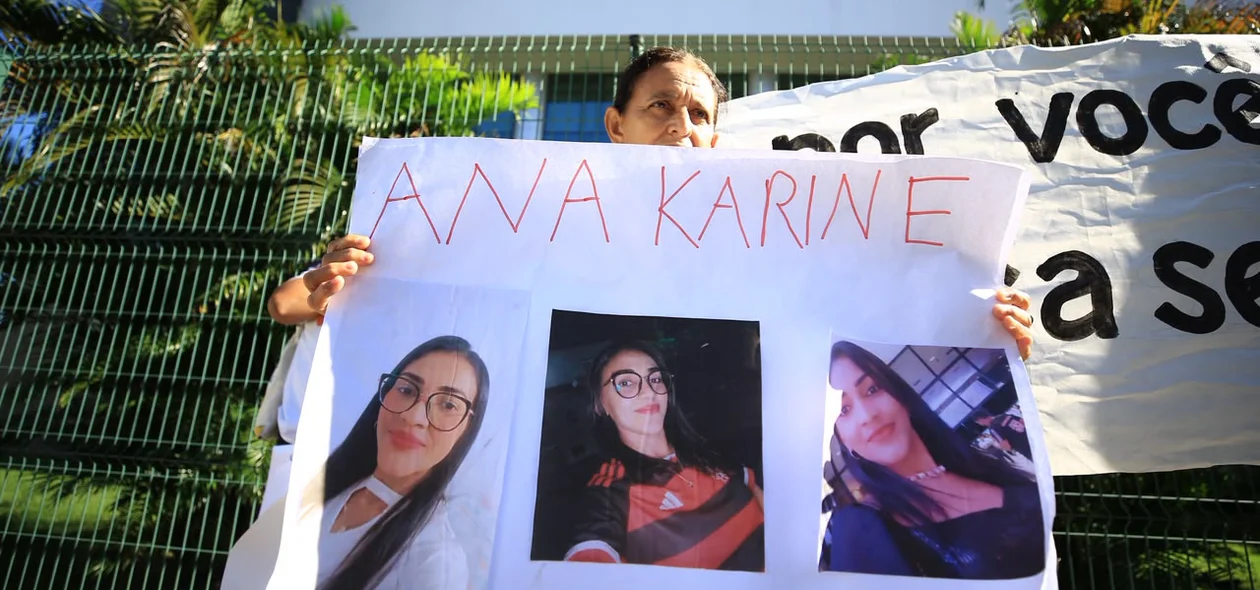 Grupo levou cartazes durante o protesto em frente ao TJ-PI