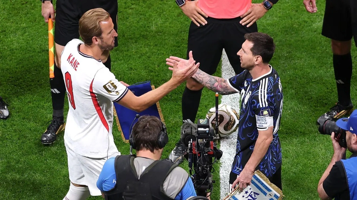 Harry Kane e Lionel Messi se cumprimentando antes do jogo