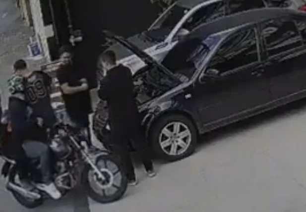 Homem morre após policial reagir a assalto de 'brincadeira' em loja de carros