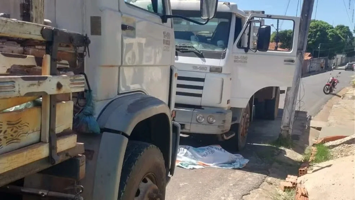 Idoso morre prensado entre caminhões em União
