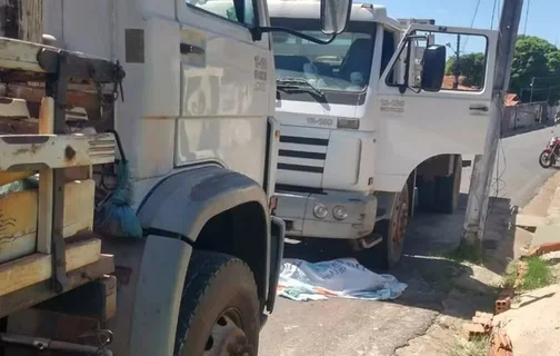 Idoso morre prensado entre caminhões em União