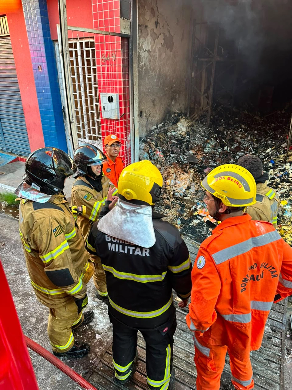 Incêndio de grandes proporções atinge supermercado e destrói depósito em Piracuruca