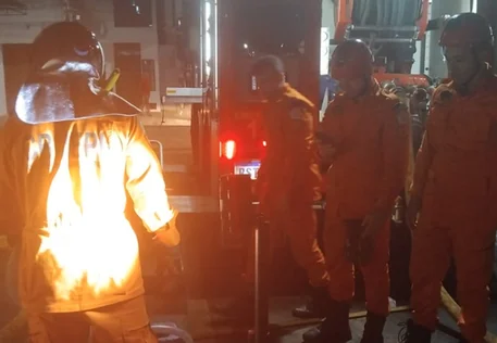 Incêndio de grandes proporções destrói estabelecimento em Altos