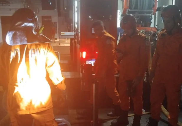 Incêndio destrói estabelecimento em Altos