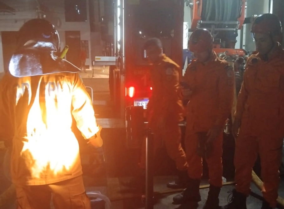 Incêndio destrói estabelecimento em Altos
