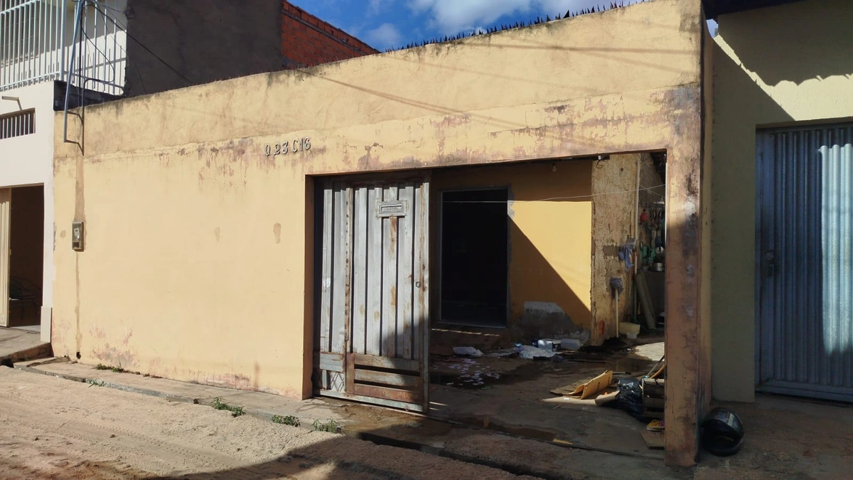 Incêndio na zona norte de Teresina deixa casa parcialmente destruída