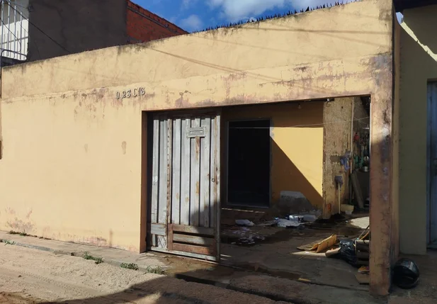 Incêndio na zona norte de Teresina deixa casa parcialmente destruída