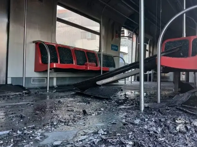 Incidente deixou um vagão destruído e provocou transtornos entre passageiros, sem feridos.