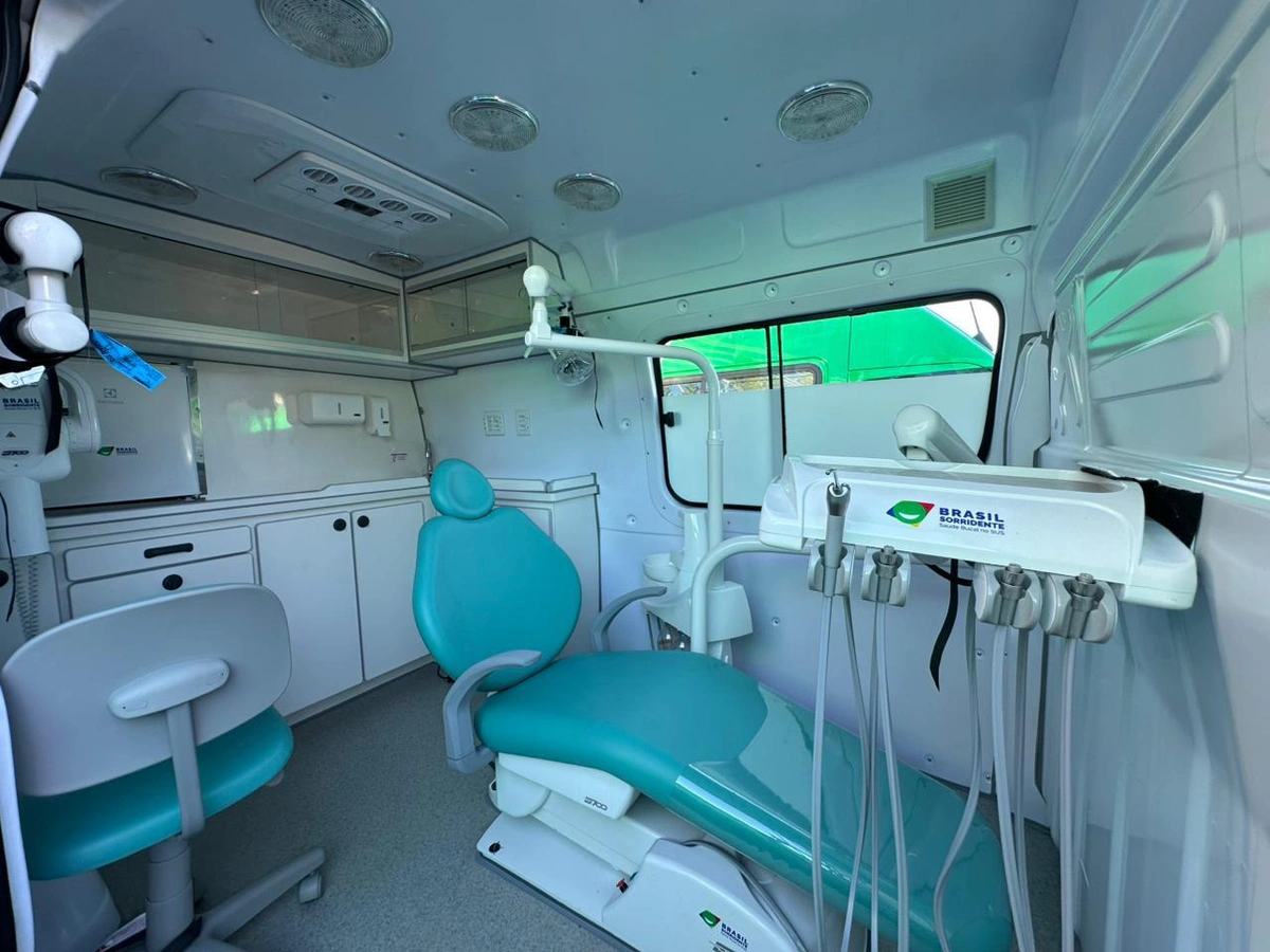 Interno da Van Odontológica de São João do Arraial