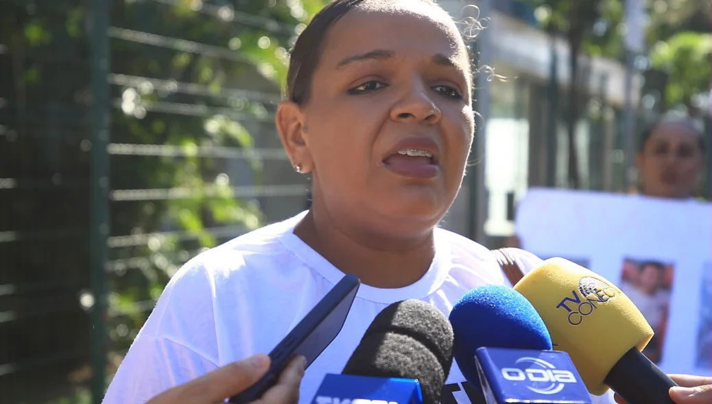 Isabel Bulamarqui, prima de Ana Karine, pediu justiça durante o protesto