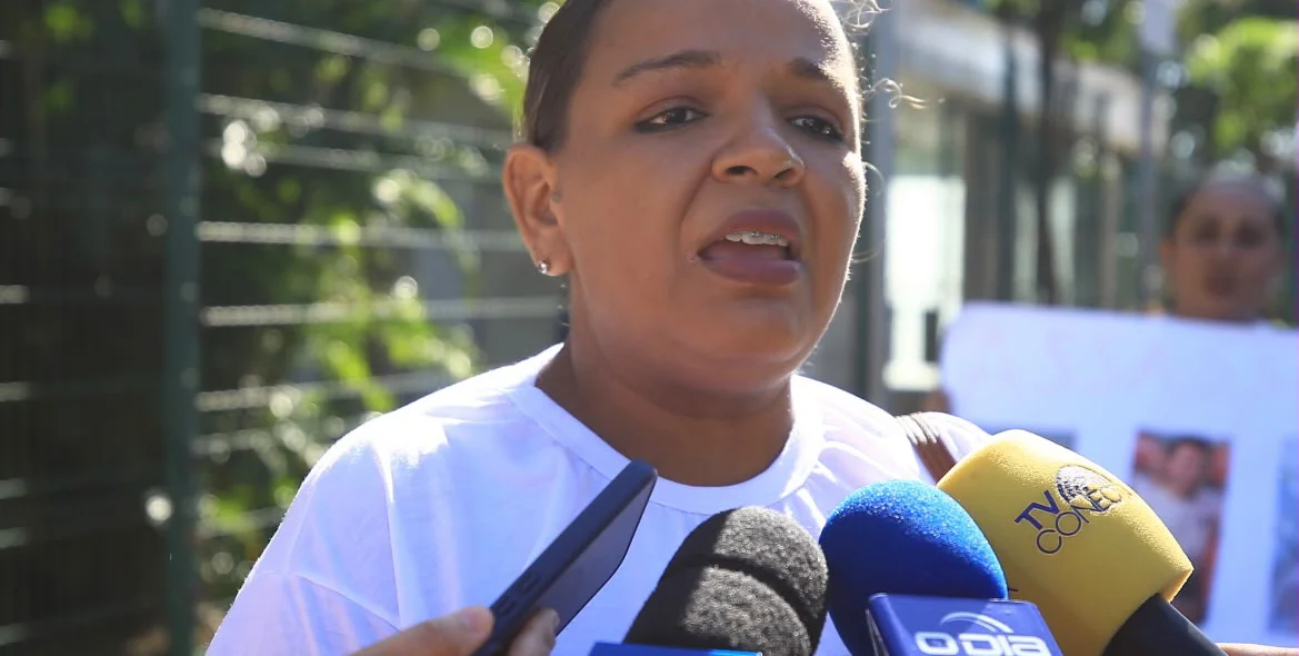 Isabel Bulamarqui, prima de Ana Karine, pediu justiça durante o protesto
