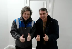 Javier Milei confirma viagem ao Brasil para apoiar candidatura de Flávio Bolsonaro