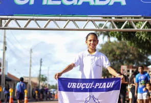 Menina de 11 anos do Piauí emociona ao ganhar sapatilha de corrida do pai