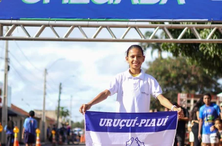 Jhenyfer Sophie viralizou nas redes após correr descalça em prova de rua.