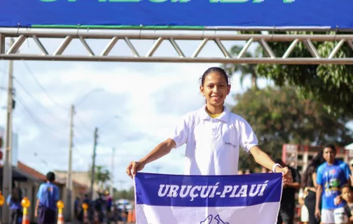Jhenyfer Sophie viralizou nas redes após correr descalça em prova de rua.