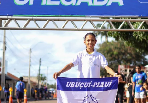 Jhenyfer Sophie viralizou nas redes após correr descalça em prova de rua.