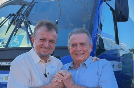 Joãozinho Félix recebe micro-ônibus destinado ao transporte de pacientes de Campo Maior.