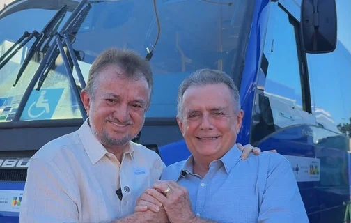 Joãozinho Félix recebe micro-ônibus destinado ao transporte de pacientes de Campo Maior.