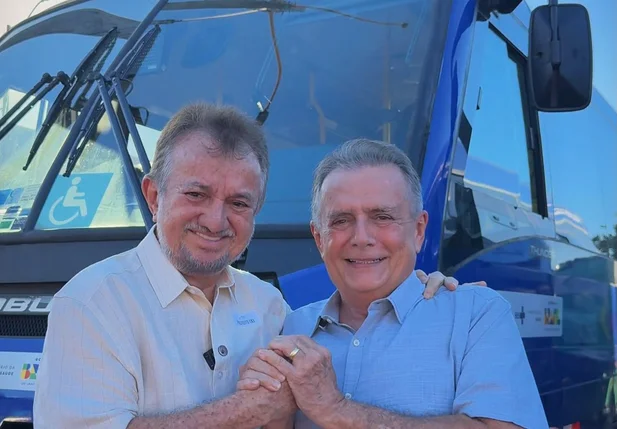 Joãozinho Félix recebe micro-ônibus destinado ao transporte de pacientes de Campo Maior.