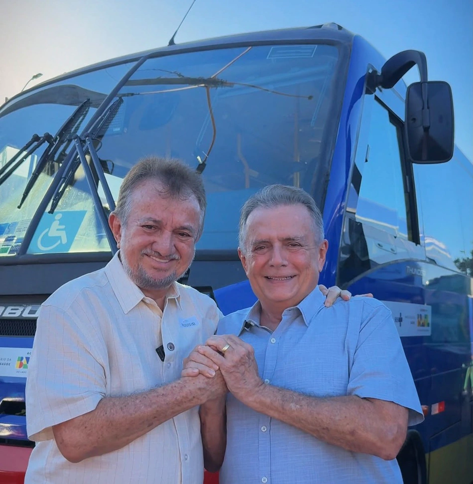 Joãozinho Félix recebe micro-ônibus destinado ao transporte de pacientes de Campo Maior.
