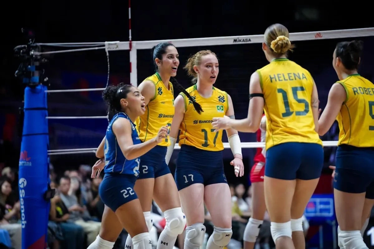 Jogadoras do Brasil comemoram na vitória sobre a Polônia na Liga das Nações