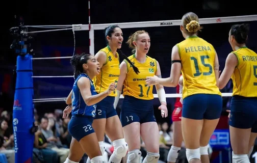 Jogadoras do Brasil comemoram na vitória sobre a Polônia na Liga das Nações