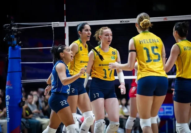 Jogadoras do Brasil comemoram na vitória sobre a Polônia na Liga das Nações
