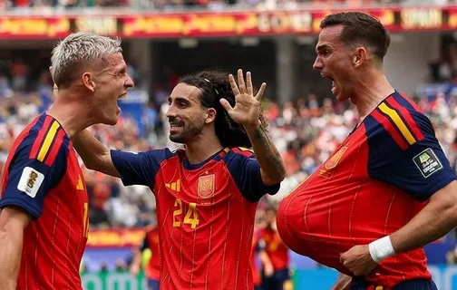 Jogadores da Espanha celebrando o gol diante da Bélgica
