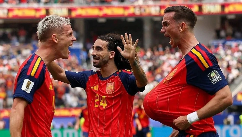 Jogadores da Espanha celebrando o gol diante da Bélgica