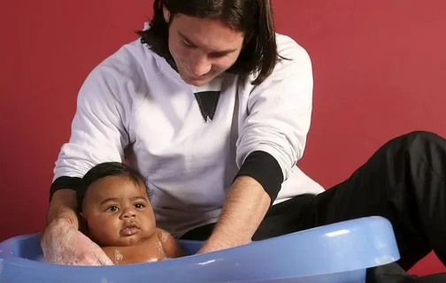 Lionel Messi ao lado de Lamine Yamal bebê