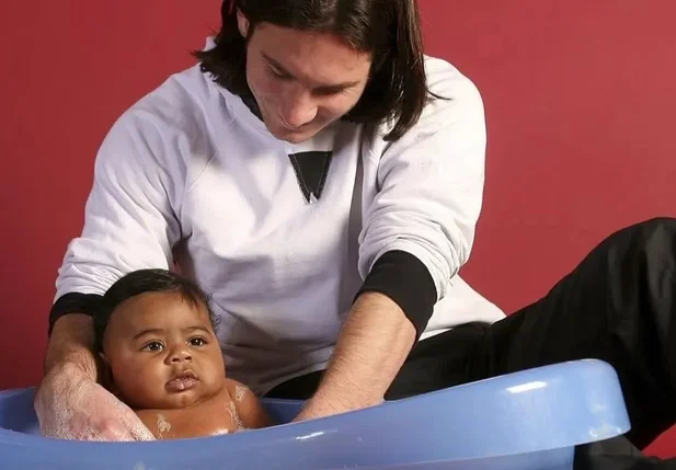 Lionel Messi ao lado de Lamine Yamal bebê