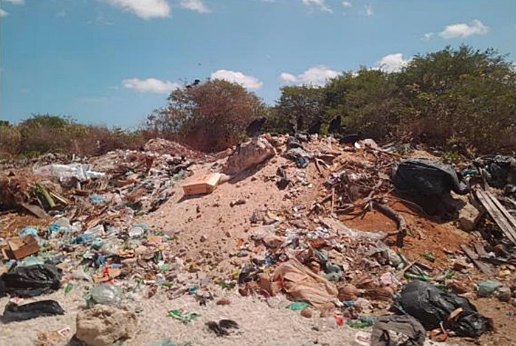 Lixão a céu aberto em Cajueiro da Praia