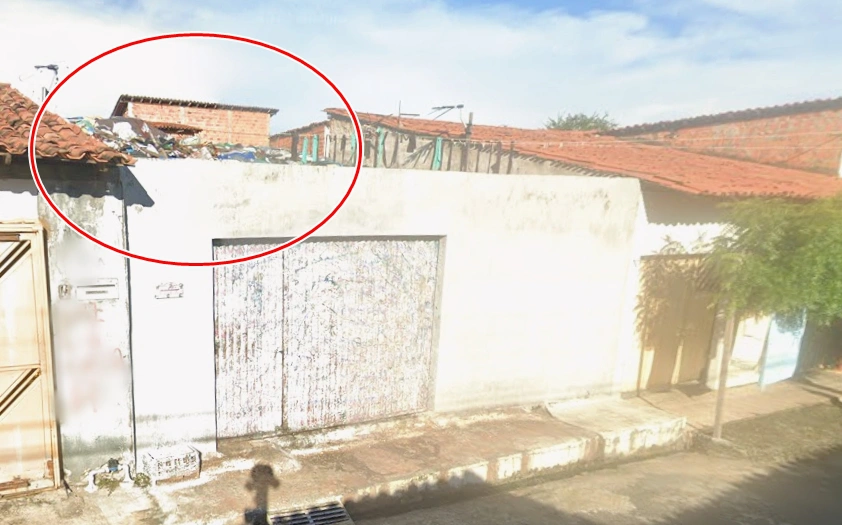 Lixo em cima da casa