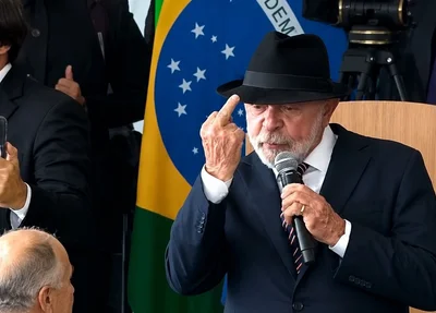 Lula mostra dedo do meio durante evento em Brasília