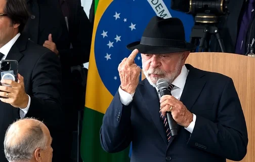 Lula mostra dedo do meio durante evento em Brasília