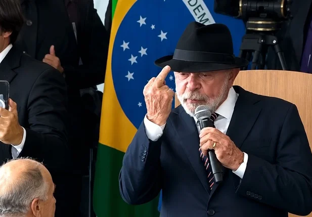 Lula mostra dedo do meio durante evento em Brasília