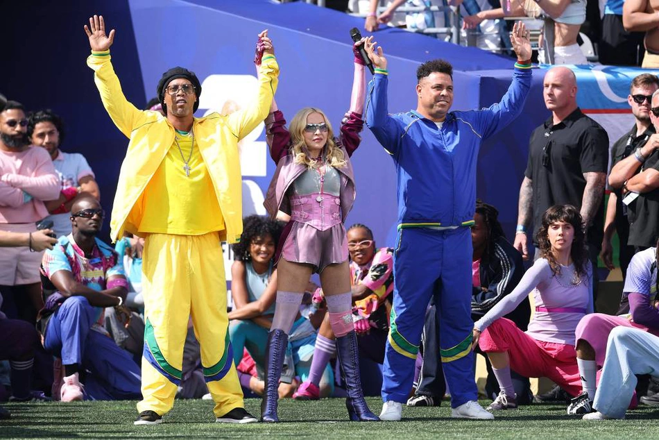 Madonna abriu apresentação inédita da Copa do Mundo ao lado de Ronaldo Fenômeno e Ronaldinho Gaúcho no estádio MetLife.