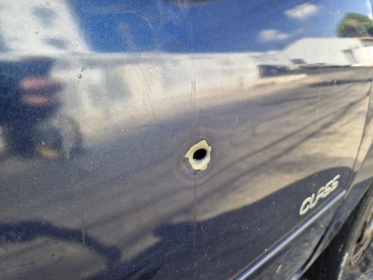 Marca de tiro em carro que estava estacionado no local do assalto