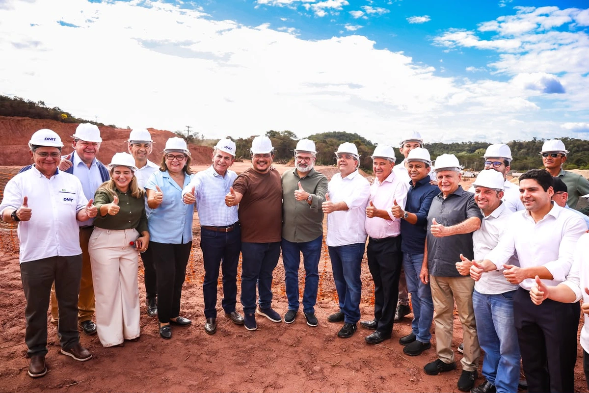 Marcelo Castro vistoria obras da duplicação da BR 343; obra conta com recursos do senador