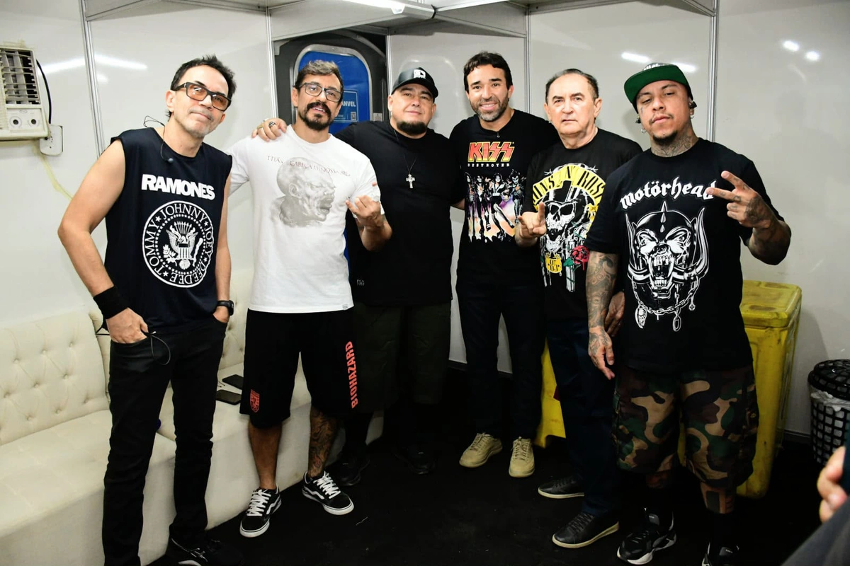 Marden Menezes com os integrantes da banda Raimundos
