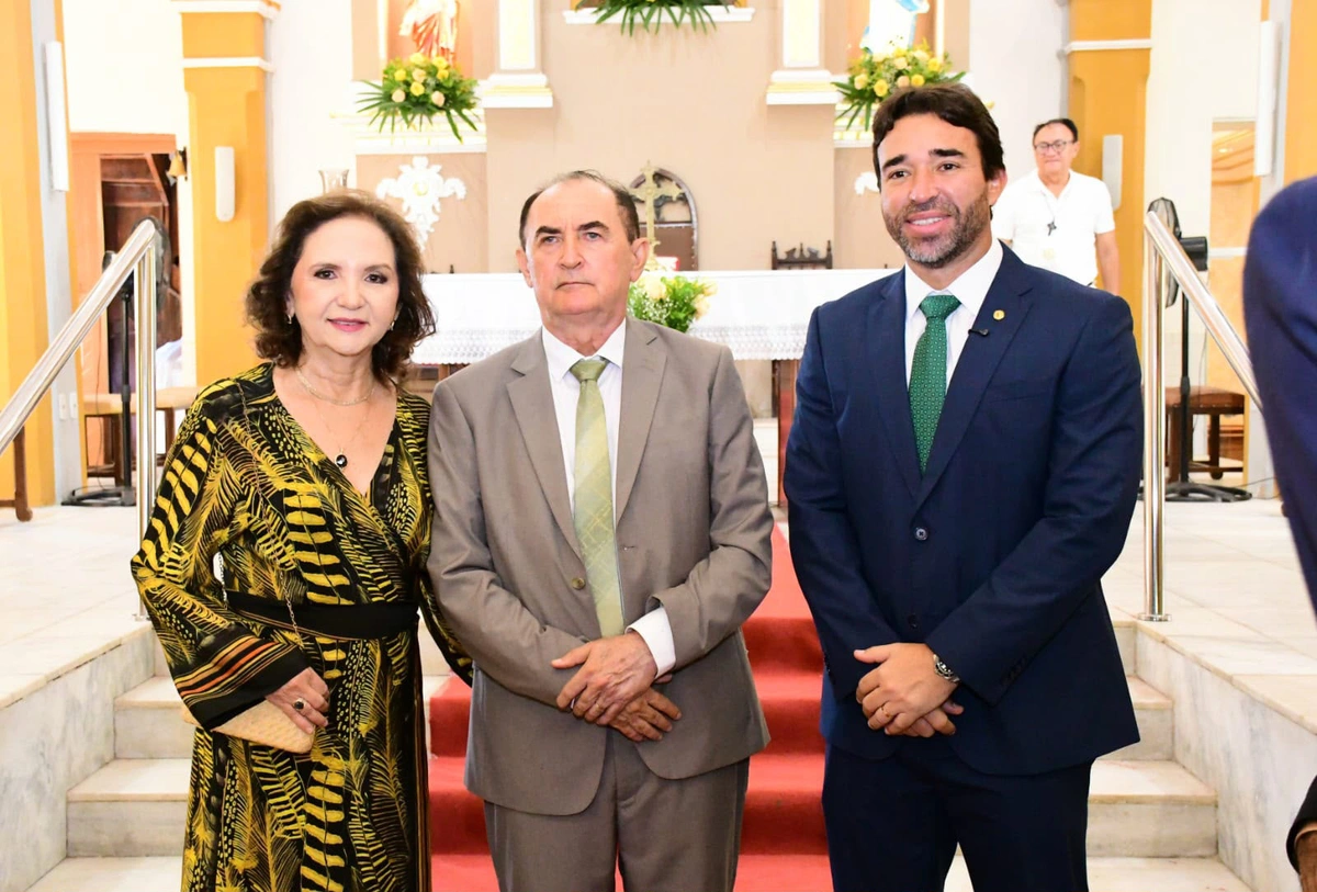 Marden Menezes e Georgiano Neto celebram com o prefeito Antônio Reis o sucesso da programação do aniversário de Floriano