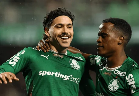 Palmeiras vence Coritiba e segue na liderança isolada do Brasileirão