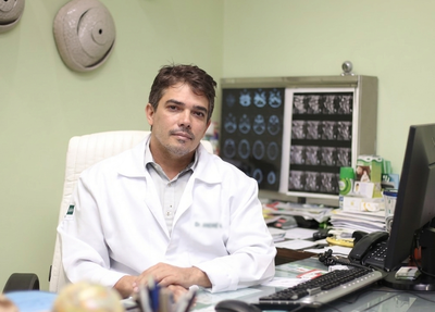 Médico neurocirurgião Jacinto Lay