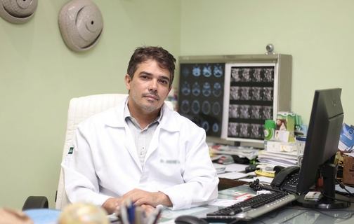 Médico neurocirurgião Jacinto Lay